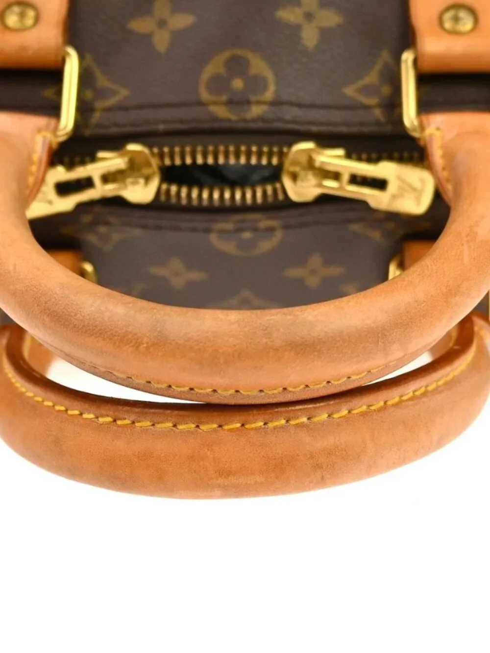 Louis Vuitton outside 	ab